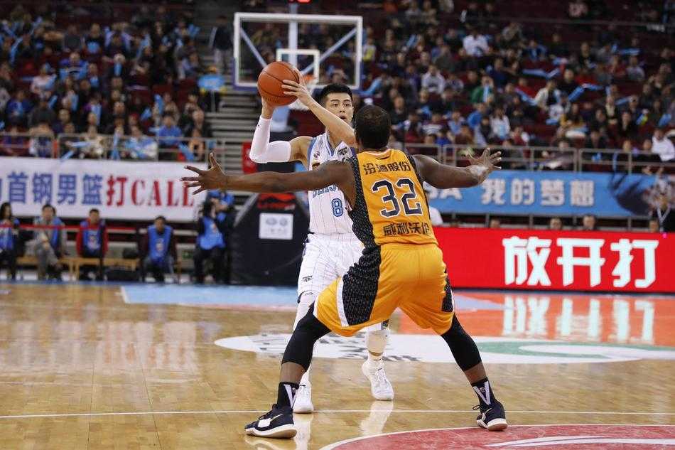 汉密尔顿在山西队内线翻江倒海，他迎着防守高高跃起，手臂青筋暴起，以一记势大力沉的暴扣终结进攻，展现了内线统治力。