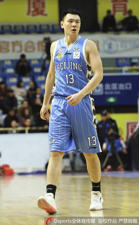 广厦老将林志捷在比赛中奋力防守，眼神中透露出不甘，他用经验带领年轻队员走过常规赛，瞄准更高舞台。