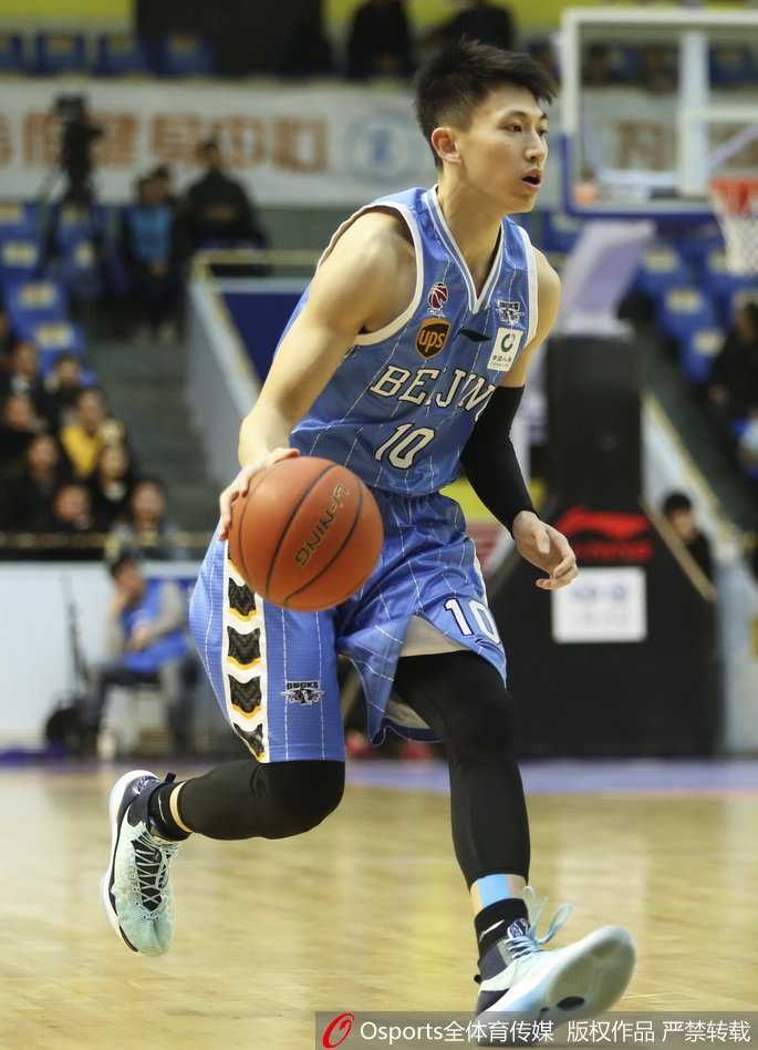 北京队外援汉密尔顿在胡金秋的严密防守下，依然强硬地摘下篮板，如同擎天柱般守护着球队的内线。