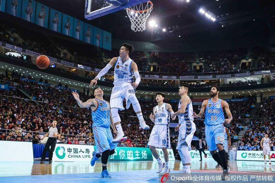 方硕在新疆队员的严密包夹下依然冷静护球，眼神坚毅地寻找着队友，犹如穿越火线的指挥官。