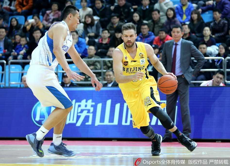 京城铁骑狂飙三分雨,青岛国信双星主场饮恨 青岛队外援吉布森在重重包围之下强行突破,他眼神坚毅,试图用一记高难度的抛射穿越北控队阿巴斯的遮天大帽,为球队挽回一丝颜面。