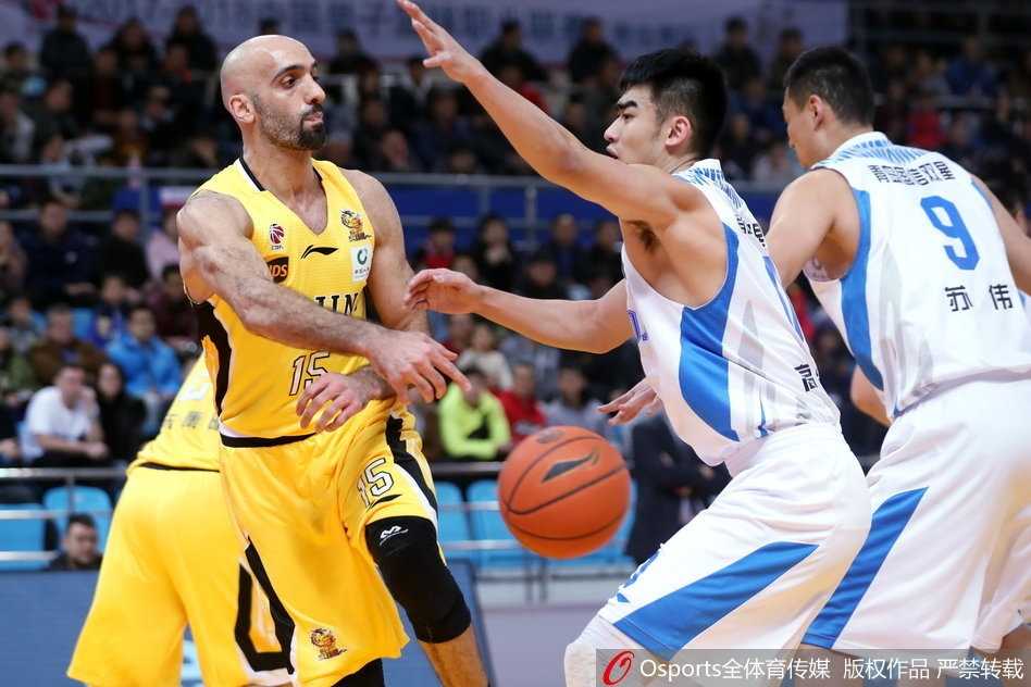 京城铁骑狂飙三分雨,青岛国信双星主场饮恨 北控队魂马布里在快攻中犹如猎豹般敏捷,他巧妙摆脱防守后轻松上空篮得手,这一刻仿佛时光倒流,让人们看到了那个曾经CBA的王者身影。