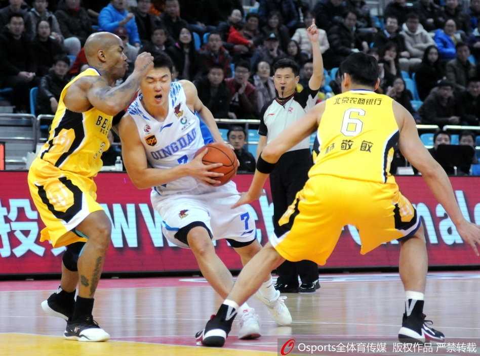 京城铁骑狂飙三分雨,青岛国信双星主场饮恨 北控外援兰多夫犹如巨塔般耸立在青岛内线,以一记势大力沉的单手劈扣撕裂对手防线,篮筐在他的暴扣下仿佛都在颤抖。