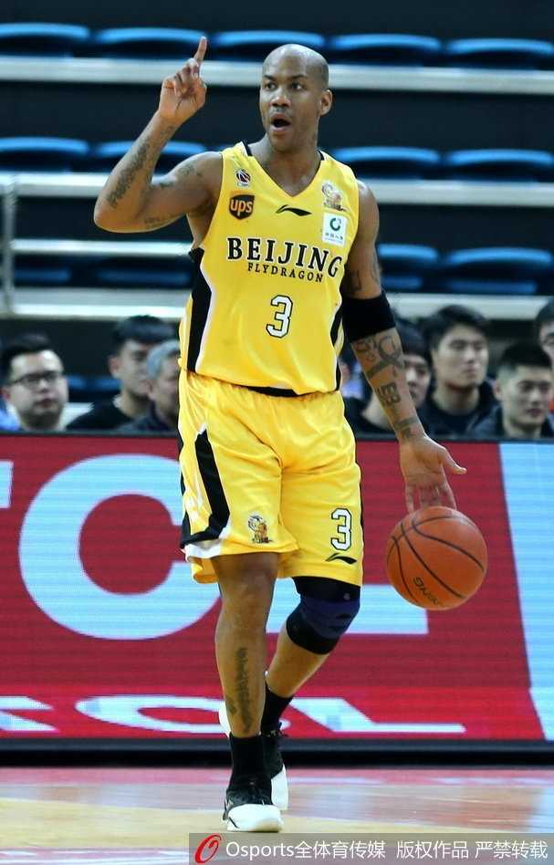 京城铁骑狂飙三分雨,青岛国信双星主场饮恨 青岛队苏伟与北控队宋康明在篮下展开肌肉森林的肉搏战,两人为了争夺有利位置手臂纠缠在一起,每一个篮板球的争抢都充满了原始的力量感。