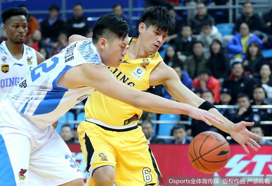 京城铁骑狂飙三分雨,青岛国信双星主场饮恨 北控队杨敬敏今夜化身冷血射手,他高高跃起,在青岛队防守球员的指尖之上稳稳将球投出,篮球划出一道彩虹般的弧线直奔篮筐。