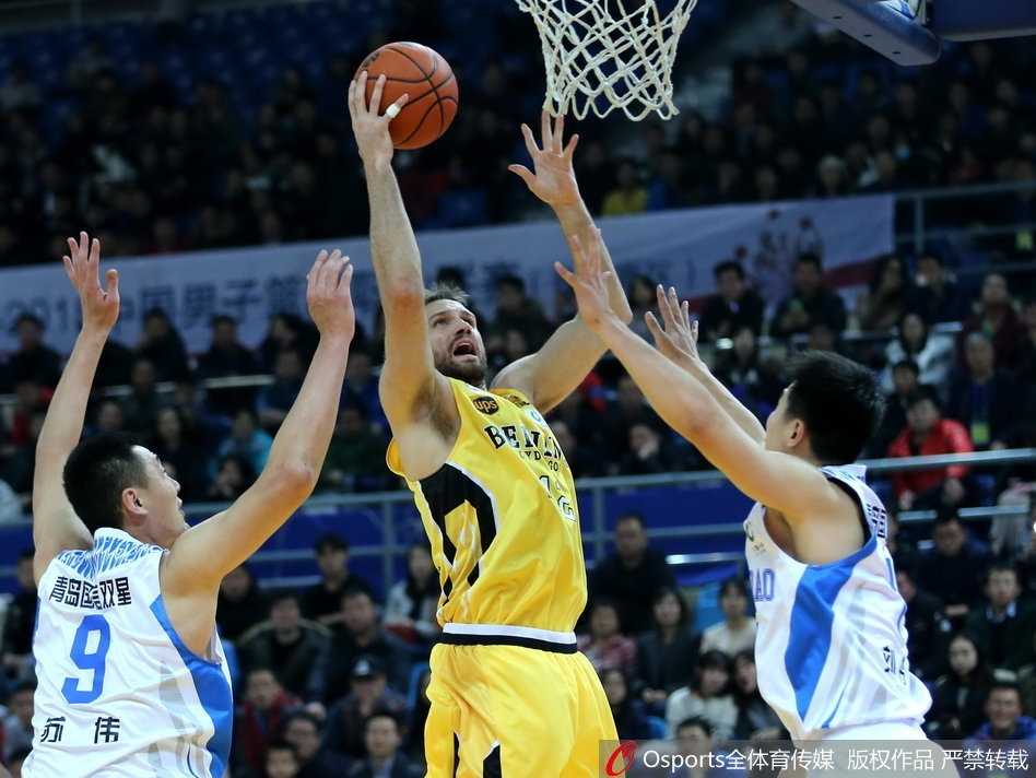 京城铁骑狂飙三分雨,青岛国信双星主场饮恨 青岛队年轻球员许家晗如旋风般持球杀向北控禁区,尽管面前是铜墙铁壁般的防守,但他依然毫无畏惧地跃起,展现出属于年轻人的朝气与冲劲。