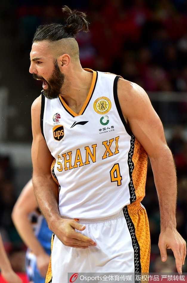 京城铁骑踏平太原 团队篮球斩落钻石斯科拉 常林复出首战便打出强硬表现,他在篮下顶开防守,用一记暴扣宣泄着憋闷已久的能量,宣告自己强势归来。
