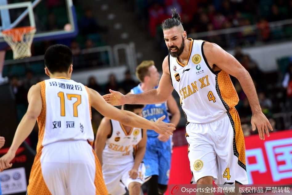 京城铁骑踏平太原 团队篮球斩落钻石斯科拉 翟晓川高高跃起,在山西队防守球员的头顶生生摘下一个前场篮板,落地瞬间他已经瞄向了队友的跑位。