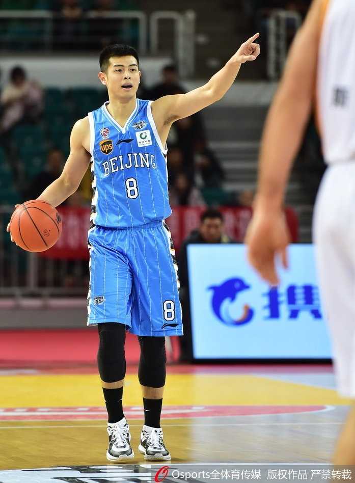 京城铁骑踏平太原 团队篮球斩落钻石斯科拉 北京队外援杰克逊如穿花蝴蝶般摆脱山西防守队员,以一记势大力沉的单手劈扣终结进攻,引爆全场气氛。