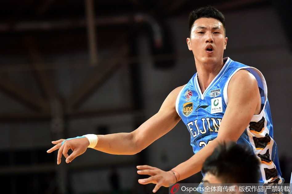 京城铁骑踏平太原 团队篮球斩落钻石斯科拉 斯科拉面对北京首钢多名球员的包夹防守,依然凭借梦幻脚步强行上篮,眼神中透露着杀手的坚决。