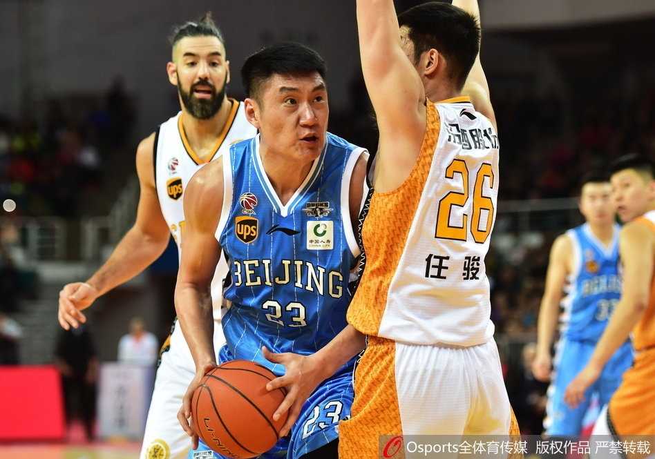 京城铁骑踏平太原 团队篮球斩落钻石斯科拉 老将斯科拉本场倾其所有,尽管球队失利,但他用一次次教科书般的低位背打向中国球迷诠释了什么是顶级内线技术。