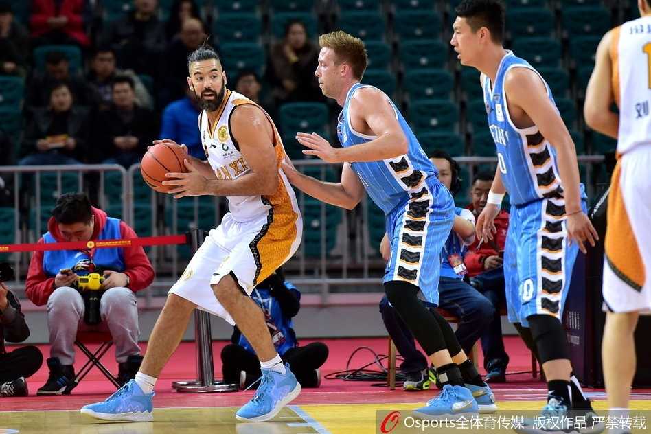 京城铁骑踏平太原 团队篮球斩落钻石斯科拉 方硕在比赛最后时刻持球推进,他冷静地观察着场上局势,面对山西队的围堵毫无惧色,用大心脏表现为球队锁定胜局。