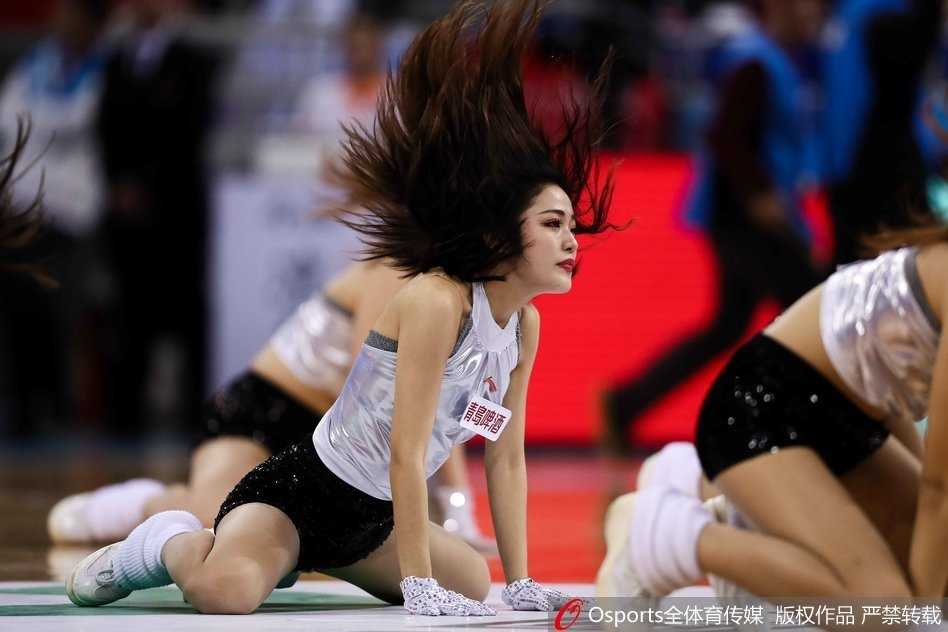 京城隆冬热舞与绝杀激情:首钢险胜八一的夜晚 中场休息时,篮球宝贝们换上红白相间的活力装束,手持彩球摆出欢快的舞蹈造型,她们灿烂的笑容和热情的互动,让紧张的赛事氛围得到了温柔的舒缓