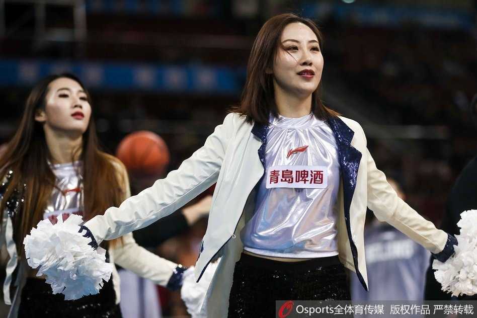 京城隆冬热舞与绝杀激情:首钢险胜八一的夜晚 赛场中央,篮球宝贝们扎着利落的高马尾,身着金色闪粉短裙,随着动感节拍整齐舞动,修长的手臂在空中划出优美弧线,瞬间点燃全场热情
