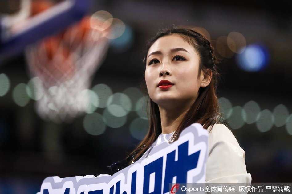 京城隆冬热舞与绝杀激情:首钢险胜八一的夜晚 镜头拉近,一位身材高挑的篮球宝贝正侧身回眸,紧身热裤勾勒出健康的力量感,飞扬的发丝与自信的笑容,成为硬朗球场边最柔美的风景线