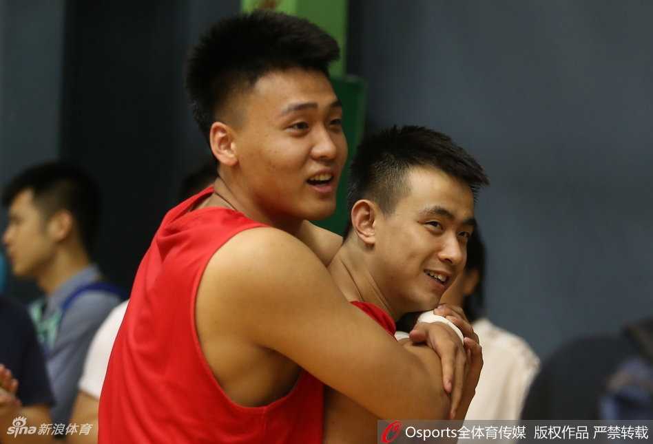 京城集结号:男篮红队青春启航,李楠挂帅欲塑传统新风 李楠指导目光如炬,双手环抱于胸前,静静地注视着场上弟子们的一举一动,他的眼神里既有新帅的威严,也饱含着对这支青年军未来的无限憧憬。