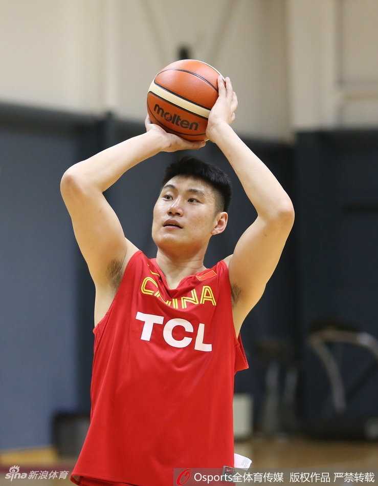 京城集结号:男篮红队青春启航,李楠挂帅欲塑传统新风 赵继伟、赵睿与常林三人并肩站在三分线外,目光齐刷刷地追随着刚刚出手的篮球轨迹,投篮后的刹那,他们仿佛不是在训练,而是在实战中等待决定胜负的一球。