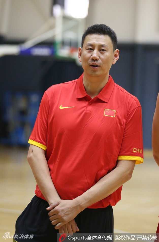 京城集结号:男篮红队青春启航,李楠挂帅欲塑传统新风 助教胡雪峰神情专注,小心翼翼地将一张白色的值班表粘贴在墙面上,这不仅仅是一张表格,更是新一届国家队严谨管理、作风建设的无声宣言。