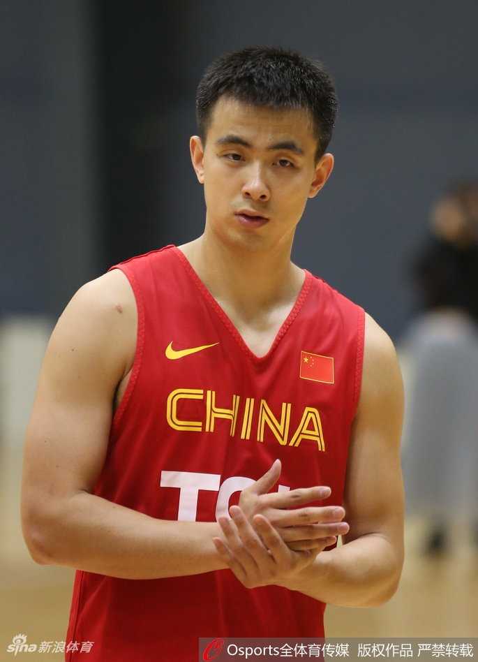 京城集结号:男篮红队青春启航,李楠挂帅欲塑传统新风 面对众多记者伸来的话筒,赵继伟的眼神清澈而坚定,他用手比划着,正在阐述着这支年轻队伍的凝聚力,而身旁的邹雨宸则侧耳倾听,仿佛在队友的话语中汲取着力量。