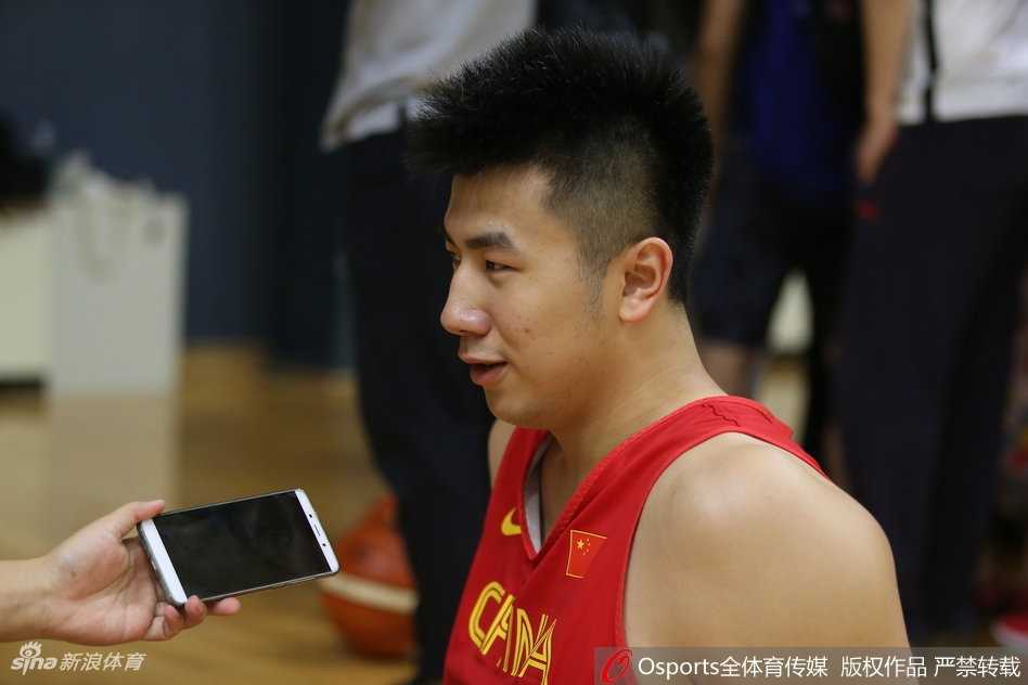 京城集结号:男篮红队青春启航,李楠挂帅欲塑传统新风 赵继伟与王子瑞并肩而行,两人侧头低语,脸上带着淡淡的微笑,训练后的放松时刻,他们仍在交流着球场上的心得,兄弟篮球的情谊在无声中流淌。