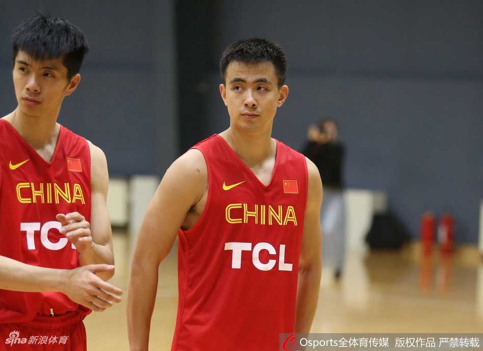 京城集结号:男篮红队青春启航,李楠挂帅欲塑传统新风 红队众将士围成一个密不可分的同心圆,李楠指导在圈心振臂高呼,队员们随之爆发出整齐的怒吼,那一刻,个体的力量汇聚成洪流,誓言要在未来的赛场上掀起一场青春风暴。