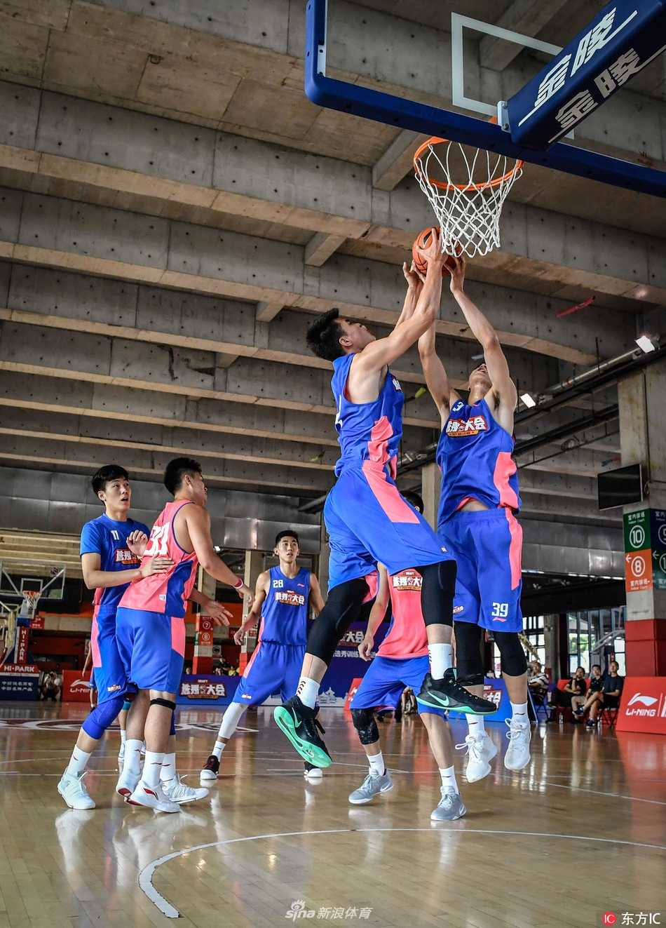 B队球员完成一次精彩的抢断后发动快攻，他运球飞奔向前，身后的C队追防球员奋力追赶，两人之间形成了微妙的追与逃的紧张关系。