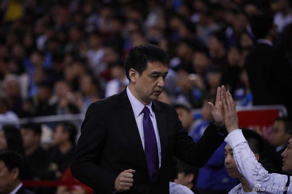 京川之战风云录:马布里浴血倒地,闵鹿蕾场边焦急,宿敌对决的燃情瞬间 伊朗中锋哈达迪利用巨大的身体优势在禁区强打,他张开手臂扛开防守,用标志性的篮下勾手试图撕裂北京队的防线。