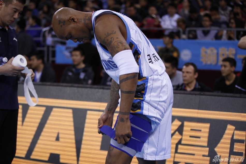 京川之战风云录:马布里浴血倒地,闵鹿蕾场边焦急,宿敌对决的燃情瞬间 眼神坚毅的斯蒂芬·马布里在替补席旁仔细缠绕手指绷带,身旁是静静摆放的篮球装备,大战前夕的紧张气氛仿佛透过屏幕都能感受到。