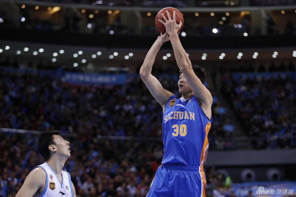 京川之战风云录:马布里浴血倒地,闵鹿蕾场边焦急,宿敌对决的燃情瞬间 闵鹿蕾指导在场边神情焦急地大声呼喊,肢体语言极为丰富,试图通过手势让场上的队员迅速落位,执行既定的战术配合。