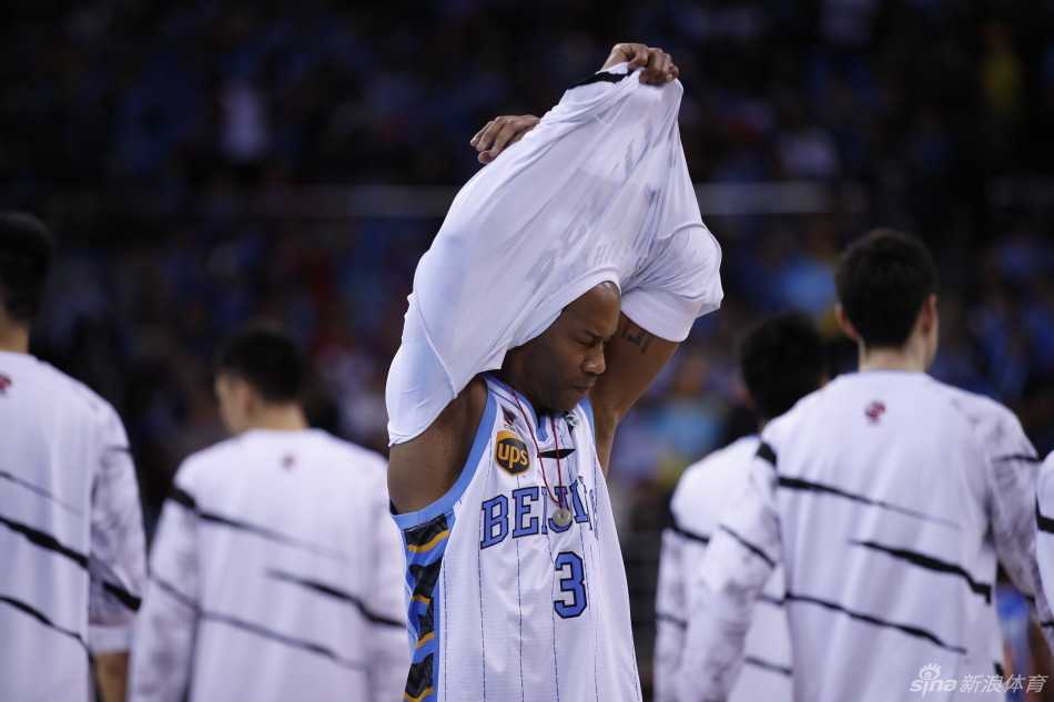 京川之战风云录:马布里浴血倒地,闵鹿蕾场边焦急,宿敌对决的燃情瞬间 在比赛陷入僵局时,双方球员发生口角,四川队球员与北京队员形成对峙局面,场面一度失控,裁判赶忙冲入人群试图平息火气。