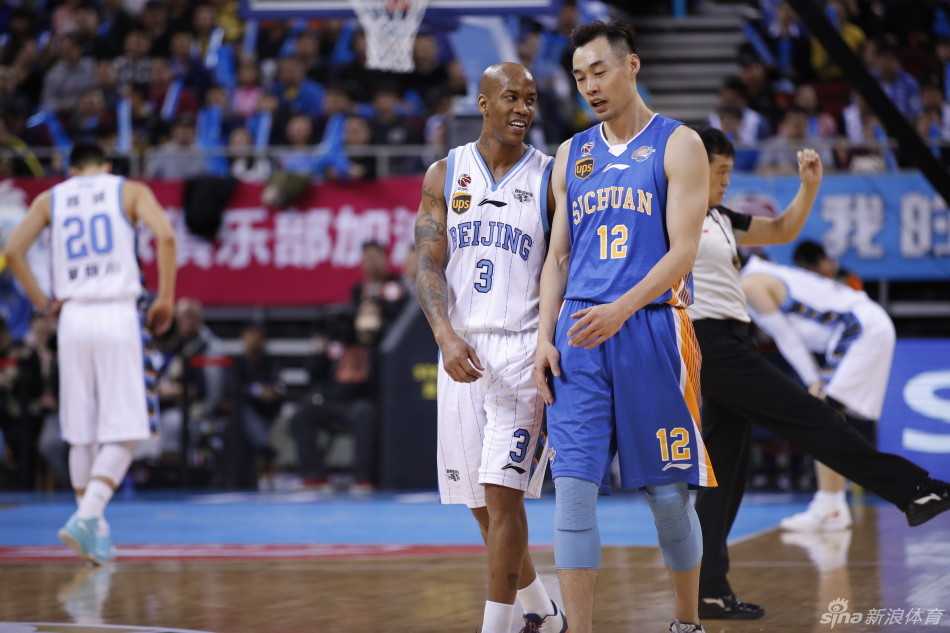 京川之战风云录:马布里浴血倒地,闵鹿蕾场边焦急,宿敌对决的燃情瞬间 比赛结束的哨声吹响,筋疲力尽的马布里与队友孙悦击掌相庆,两人脸上露出如释重负的笑容,这一刻属于团队的胜利。