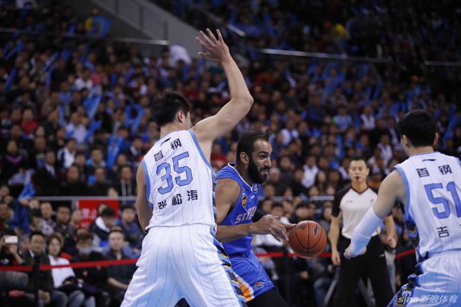 京川之战风云录:马布里浴血倒地,闵鹿蕾场边焦急,宿敌对决的燃情瞬间 马布里痛苦倒地后,面部表情极为焦急,他拍打着地板,不是因为疼痛难忍,而是因为担心自己无法继续留在场上战斗。