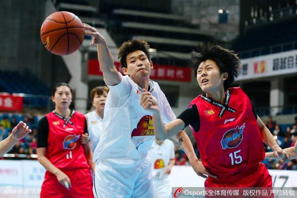 京师女篮主场大捷豪取五连胜 团队篮球闪耀赛场 北京队主教练张云松在场边神情专注,大声向场内队员传达战术指令,他的运筹帷幄是球队豪取五连胜的重要保障。