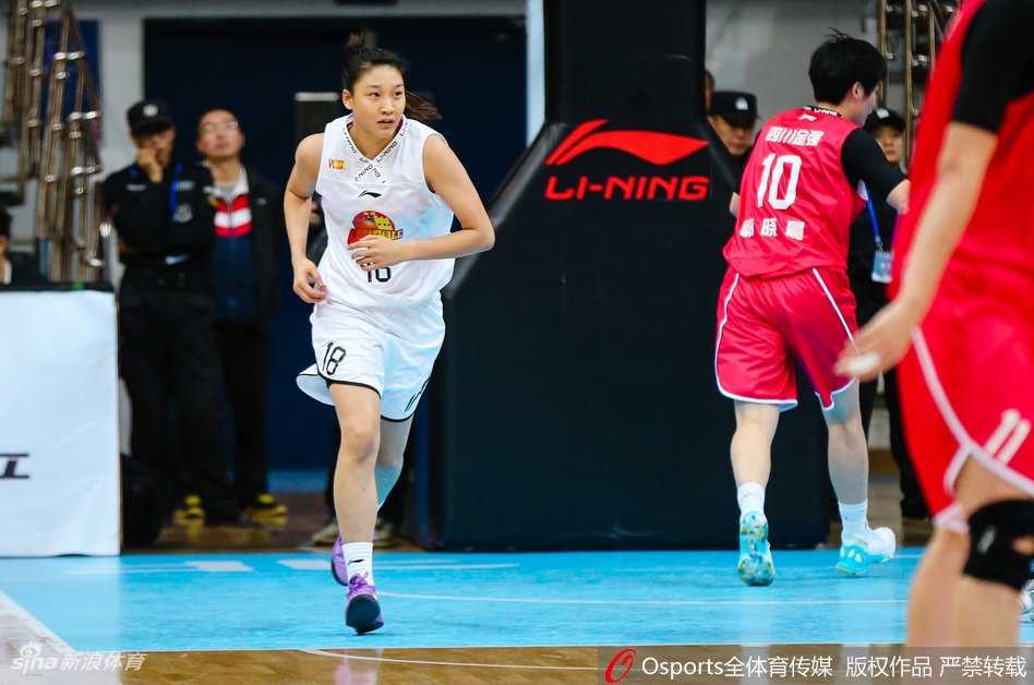 京师女篮主场大捷豪取五连胜 团队篮球闪耀赛场 北京队外援伊曼尼在四川队内线高高跃起,以一记势大力沉的单手劈扣震撼全场,展现出其在篮下的绝对统治力。