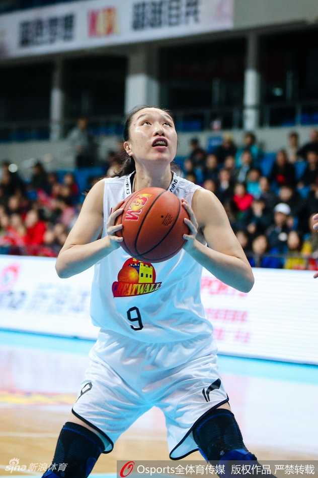 京师女篮主场大捷豪取五连胜 团队篮球闪耀赛场 四川女篮核心球员赵雪同面对北京队两人的高压包夹,依然冷静地寻找出球路线,试图为球队打破得分僵局。