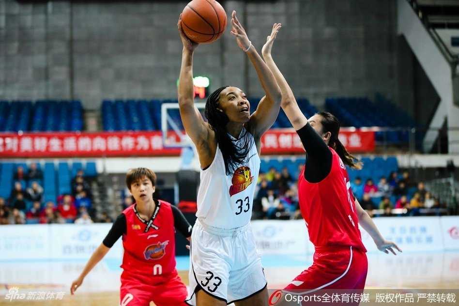 京师女篮主场大捷豪取五连胜 团队篮球闪耀赛场 北京女篮球员在四川队严密的防守缝隙间,如同利刃出鞘般持球强行突破,眼神中充满了对胜利的渴望。