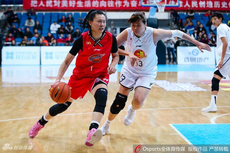 京师女篮主场大捷豪取五连胜 团队篮球闪耀赛场 北京女篮队员史秀峰运球急速推进,她面前的四川队防守球员严阵以待,场上气氛紧张到了极点。