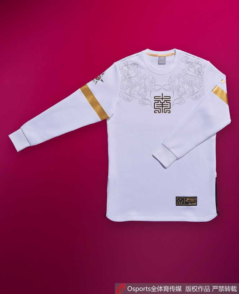 京彩纷呈:回首2017CBA全明星周末的南北华章与经典战袍 南方明星队的队员们身着红色长袖卫衣在场边热身,这抹象征着热情与胜利的红色,在灯光下显得格外夺目,成为南区更衣室里最温暖的风景线。