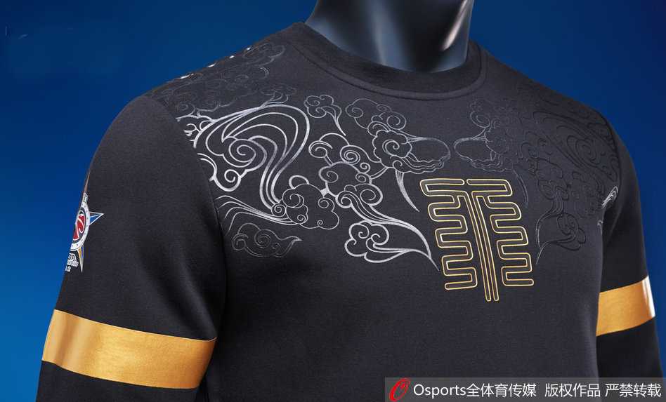 京彩纷呈:回首2017CBA全明星周末的南北华章与经典战袍 北方明星队队员身着浅蓝色长袖卫衣,展现出与赛场上同样专注的神情,这件简约而不失设计感的长袖装备,是他们赛前热身时的首选。