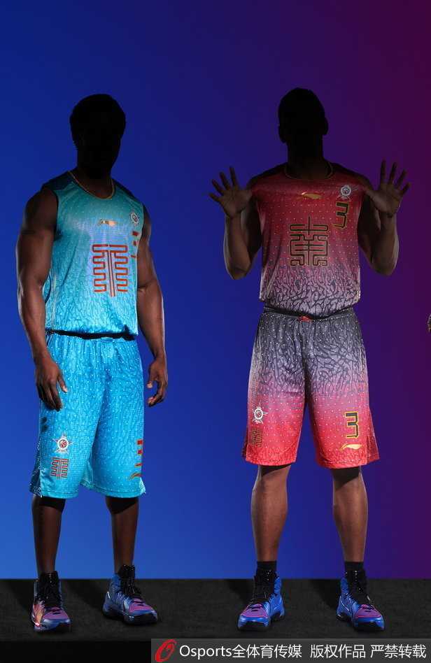 京彩纷呈:回首2017CBA全明星周末的南北华章与经典战袍 光芒闪耀的CBA全明星赛场上,北方明星队(左)与南方明星队(右)的队员们身着主客场战袍并肩而立,浅蓝与炽红交织出冰与火的篮球赞歌。