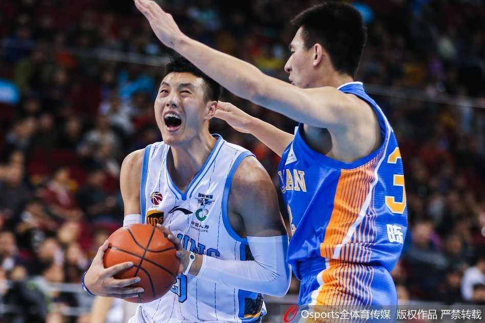 京旅大捷破三连败阴霾 强势复仇送川军季后赛梦碎 北京首钢球员翟晓川在主场观众的欢呼声中,如猎豹般持球突破四川队防线,眼神中充满必胜的坚定。