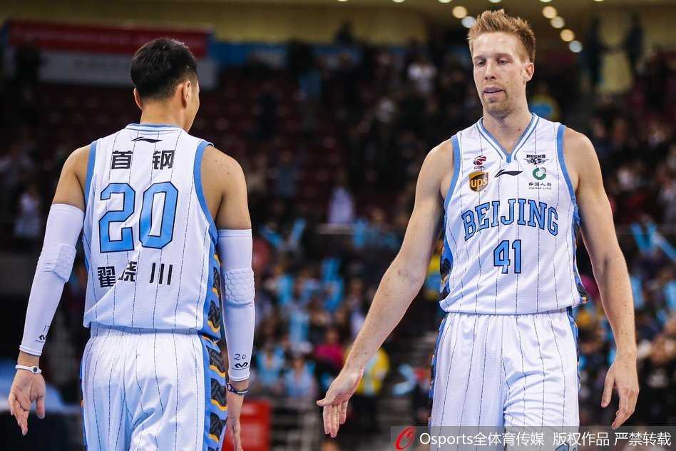 京旅大捷破三连败阴霾 强势复仇送川军季后赛梦碎 北京队外援汉密尔顿在四川队中锋哈达迪的严密防守下,高高跃起,用一记柔和的勾手完成得分,展现出色的内线技术。