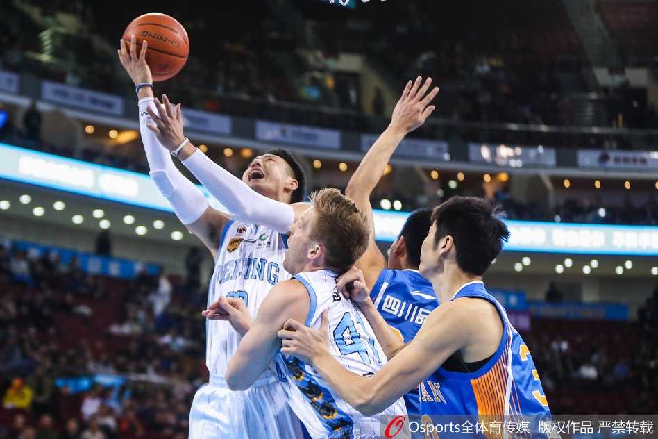 京旅大捷破三连败阴霾 强势复仇送川军季后赛梦碎 北京队球员王骁辉命中关键三分球后,握拳怒吼,队友们纷纷上前与他击掌庆祝,这一刻团队的激情与信任尽显无遗。