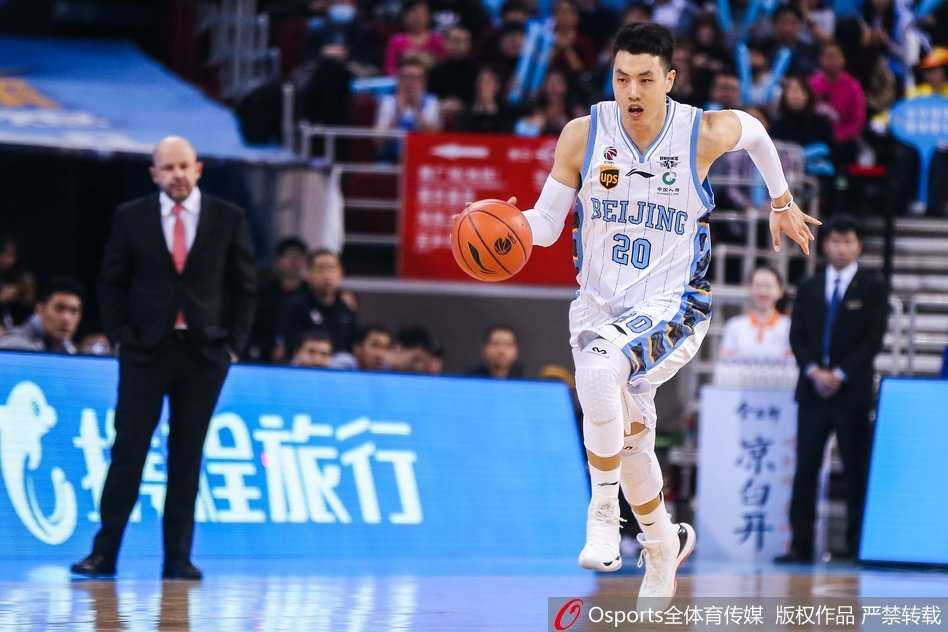 京旅大捷破三连败阴霾 强势复仇送川军季后赛梦碎 四川队外援迪奥古在篮下强攻,尽管遭遇北京队多人包夹防守,他依然凭借强壮的身体将球放进篮筐,空砍41分难救主。