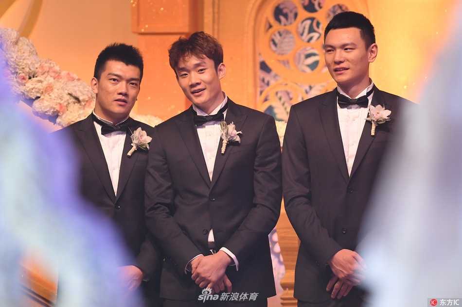 京旅悍将迎娶唐山谷女,晓川思雨浪漫婚礼众星闪耀 丁彦雨航、朱彦西、李慕豪等组成的伴郎团,个个身着深色西装,簇拥在新郎翟晓川身后,兄弟情深,脸上洋溢着喜悦的笑容。