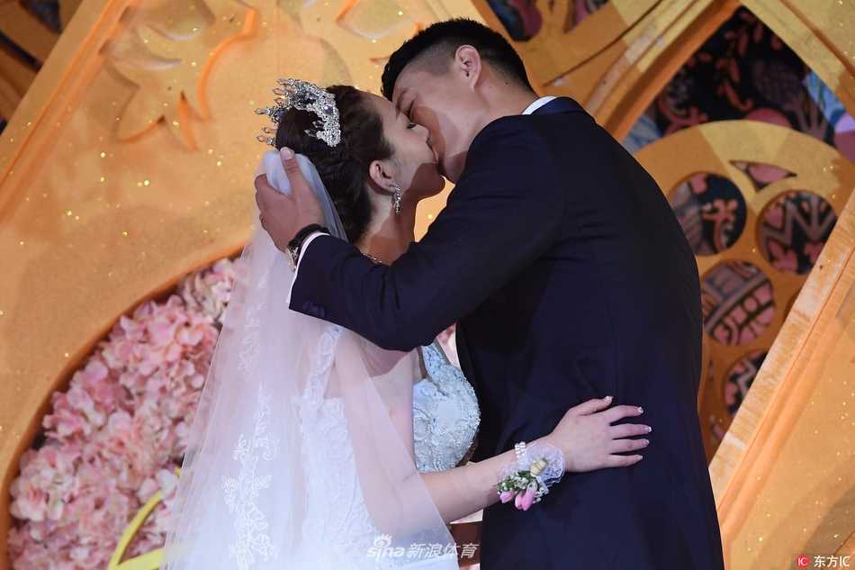 京旅悍将迎娶唐山谷女,晓川思雨浪漫婚礼众星闪耀 翟晓川身着笔挺西装,手捧娇艳的鲜花,在众人见证下,深情款款地望向身着唯美白纱的新娘杨思雨。