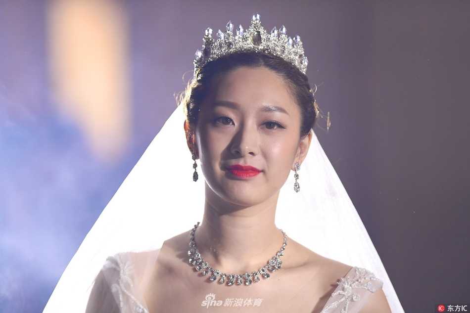 京旅悍将迎娶唐山谷女,晓川思雨浪漫婚礼众星闪耀 北京首钢的队友们围绕在新郎新娘身边,大家一起对着镜头开心地合影留念,记录下这珍贵而又充满兄弟情谊与祝福的婚礼时刻。