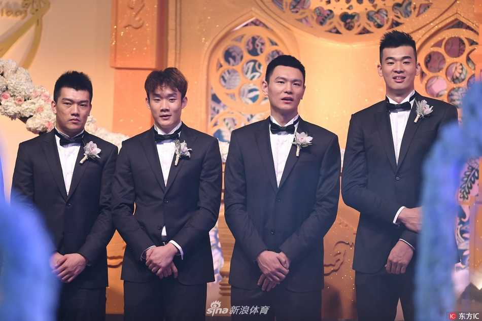 京旅悍将迎娶唐山谷女,晓川思雨浪漫婚礼众星闪耀 在浪漫的婚礼舞台上,翟晓川轻轻掀起新娘的头纱,两人四目相对,眼神中充满了对彼此的疼爱与对未来生活的无限向往。