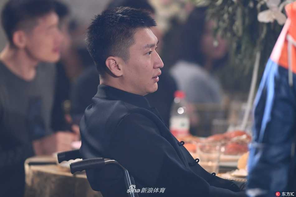 京旅悍将迎娶唐山谷女,晓川思雨浪漫婚礼众星闪耀 翟晓川与杨思雨在众多亲朋好友的注视下深情拥吻,背景是浪漫的婚礼花墙,金色的灯光洒在他们身上,定格了这永恒而甜蜜的瞬间。