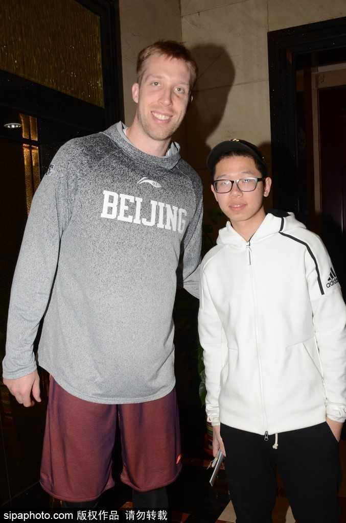 京旅抵沪人气旺,翟晓川携“双星”为球迷签名合影 丘天为球迷签名后互动交流,高大身材与亲切姿态形成反差萌,现场氛围热烈有序